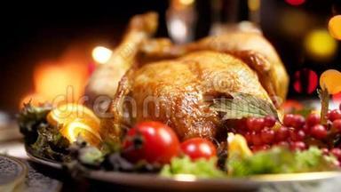 在燃烧的壁炉和发光的灯光下，在圣诞餐桌上播放最新出炉的火鸡的最新慢动作视频